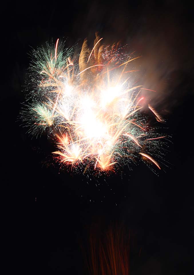 Foto, materiell, befreit, Landschaft, Bild, hat Foto auf Lager,Tama-Fluss Feuerwerk Demonstration, Das Starten von Feuerwerk, natrliche Szene oder Gegenstand, der poetischen Charme der Jahreszeit des Sommers hinzufgt, Signalfeuer, Helligkeit