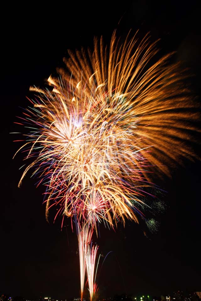 Foto, materiell, befreit, Landschaft, Bild, hat Foto auf Lager,Tama-Fluss Feuerwerk Demonstration, Das Starten von Feuerwerk, natrliche Szene oder Gegenstand, der poetischen Charme der Jahreszeit des Sommers hinzufgt, Signalfeuer, Helligkeit