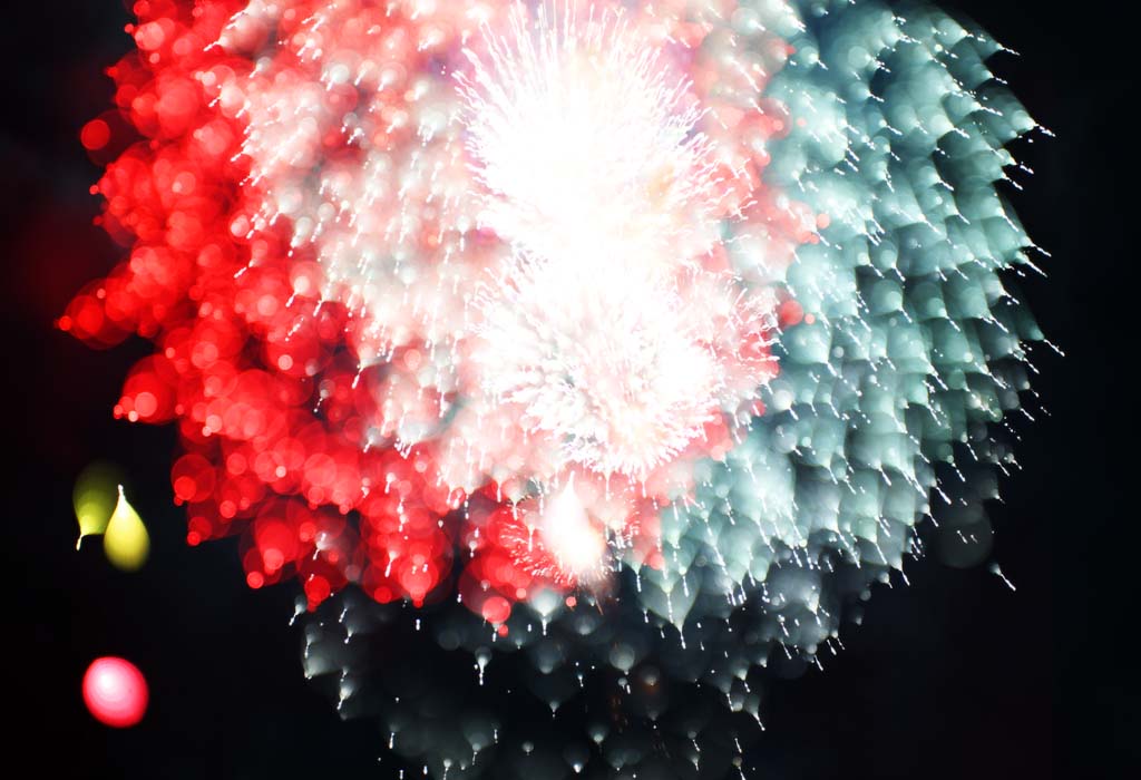 Foto, materiell, befreit, Landschaft, Bild, hat Foto auf Lager,Tama-Fluss Feuerwerk Demonstration, Das Starten von Feuerwerk, natrliche Szene oder Gegenstand, der poetischen Charme der Jahreszeit des Sommers hinzufgt, Signalfeuer, Helligkeit