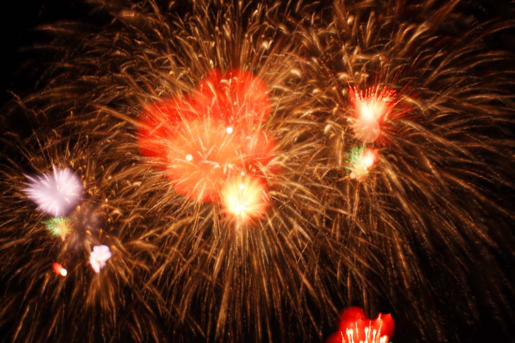 Foto, materiell, befreit, Landschaft, Bild, hat Foto auf Lager,Tama-Fluss Feuerwerk Demonstration, Das Starten von Feuerwerk, natrliche Szene oder Gegenstand, der poetischen Charme der Jahreszeit des Sommers hinzufgt, Signalfeuer, Helligkeit