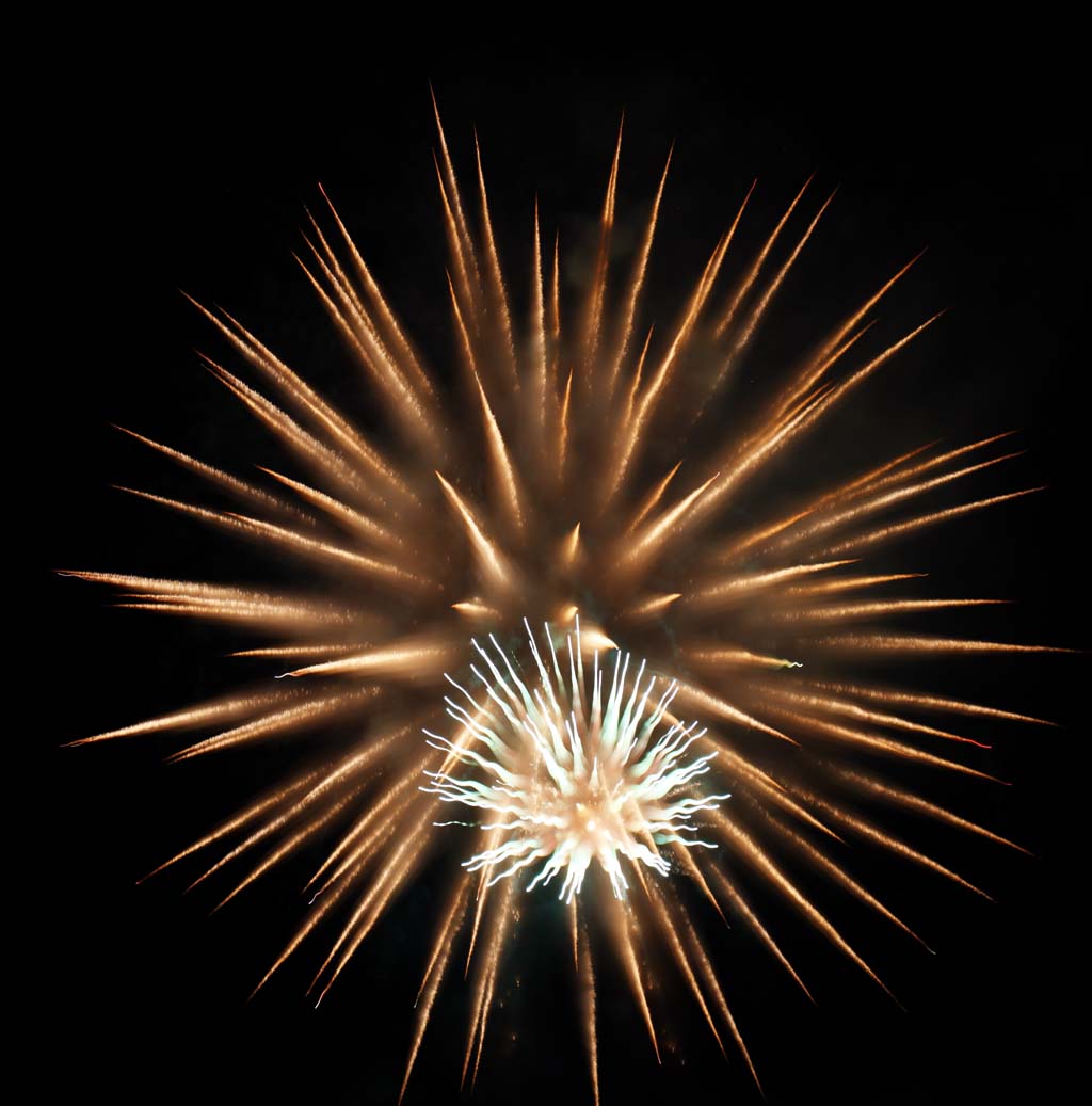 Foto, materiell, befreit, Landschaft, Bild, hat Foto auf Lager,Tama-Fluss Feuerwerk Demonstration, Das Starten von Feuerwerk, natrliche Szene oder Gegenstand, der poetischen Charme der Jahreszeit des Sommers hinzufgt, Signalfeuer, Helligkeit