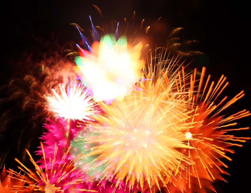 Foto, materiell, befreit, Landschaft, Bild, hat Foto auf Lager,Tama-Fluss Feuerwerk Demonstration, Das Starten von Feuerwerk, natrliche Szene oder Gegenstand, der poetischen Charme der Jahreszeit des Sommers hinzufgt, Signalfeuer, Helligkeit