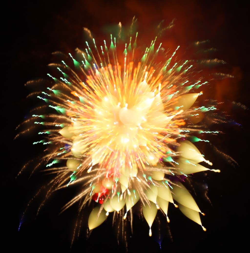 Foto, materiell, befreit, Landschaft, Bild, hat Foto auf Lager,Tama-Fluss Feuerwerk Demonstration, Das Starten von Feuerwerk, natrliche Szene oder Gegenstand, der poetischen Charme der Jahreszeit des Sommers hinzufgt, Signalfeuer, Helligkeit