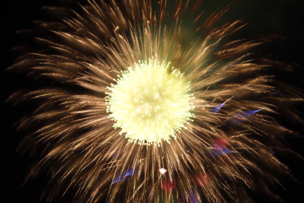 Foto, materiell, befreit, Landschaft, Bild, hat Foto auf Lager,Tama-Fluss Feuerwerk Demonstration, Das Starten von Feuerwerk, natrliche Szene oder Gegenstand, der poetischen Charme der Jahreszeit des Sommers hinzufgt, Signalfeuer, Helligkeit