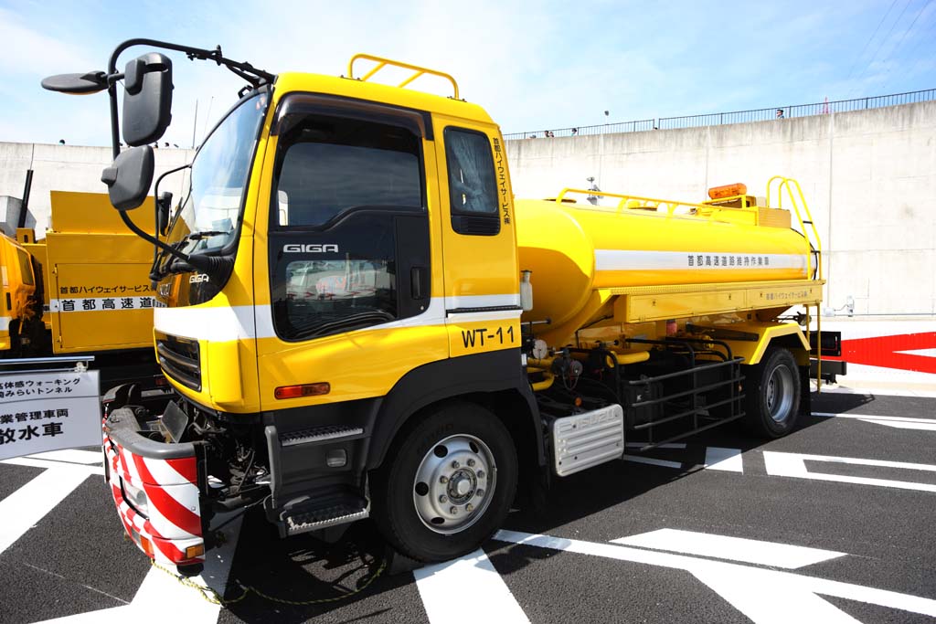 photo,material,free,landscape,picture,stock photo,Creative Commons,Metropolitan expressway maintenance work car, The car which works, truck, Yellow, special work car