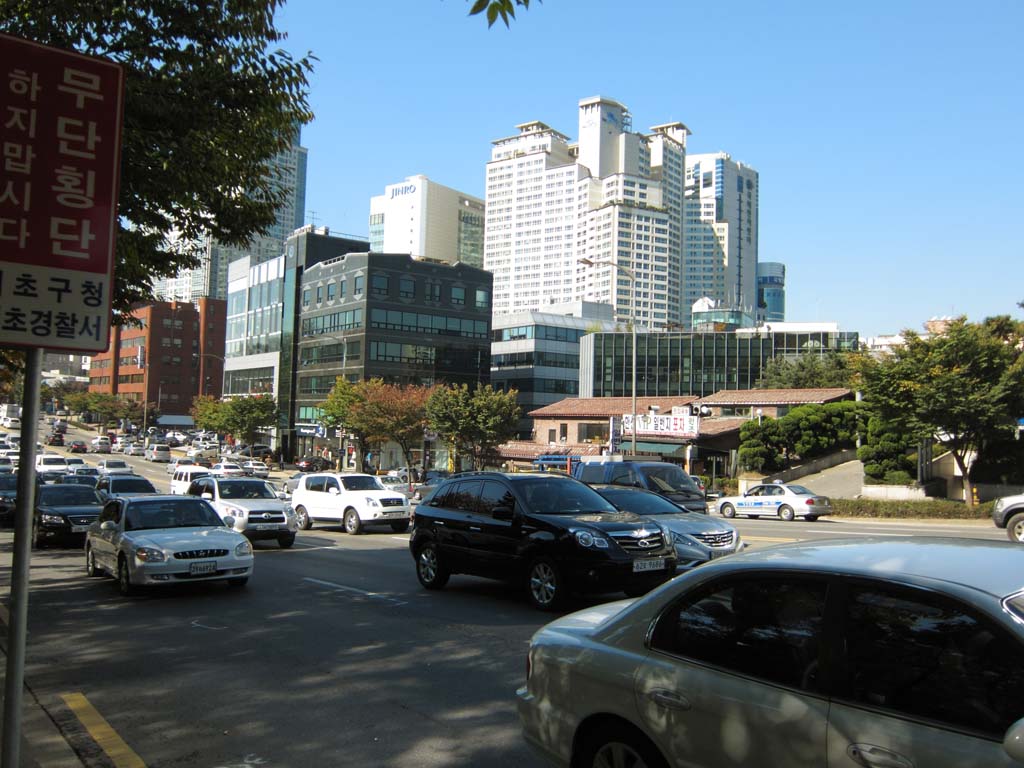 Foto, materiell, befreit, Landschaft, Bild, hat Foto auf Lager,Reihe von Husern an einer Stadtstrae von Seoul, Gebude, Auto, Weg, Verkehr