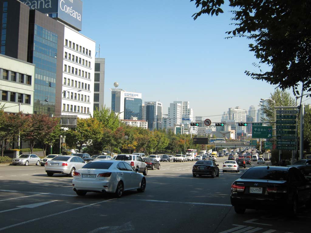 photo,material,free,landscape,picture,stock photo,Creative Commons,Row of houses along a city street of Seoul, building, car, way, Traffic