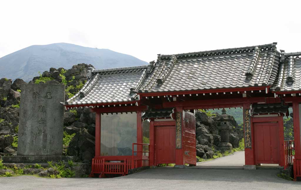 photo,material,free,landscape,picture,stock photo,Creative Commons,Mt. Asama and the red gate, gate, roof, roof tile, 