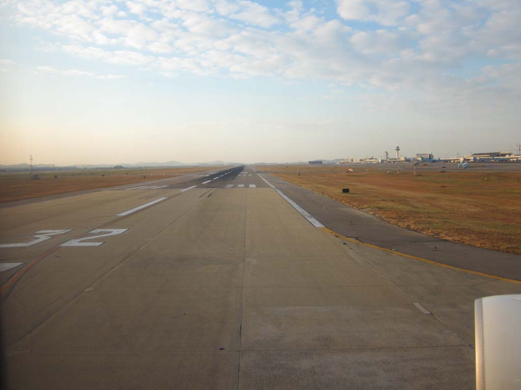 photo,material,free,landscape,picture,stock photo,Creative Commons,A runway, An airplane, An airport, runway, takeoff