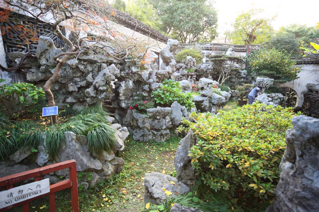 photo,material,free,landscape,picture,stock photo,Creative Commons,A YuGarden garden, Joss house garden, , deformed limestone, pond