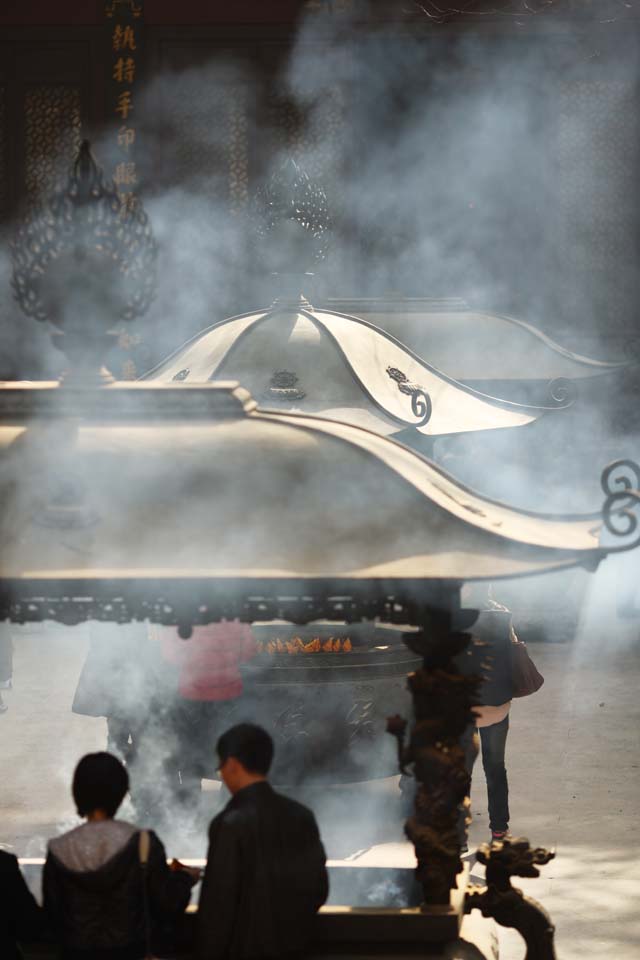 photo,material,free,landscape,picture,stock photo,Creative Commons,A HangzhouLingyingTemple incense holder, Buddhism, An incense holder, worshiper, Smoke