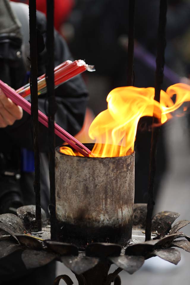 photo,material,free,landscape,picture,stock photo,Creative Commons,A HangzhouLingyingTemple incense stick, Buddhism, An incense stick, worshiper, Smoke