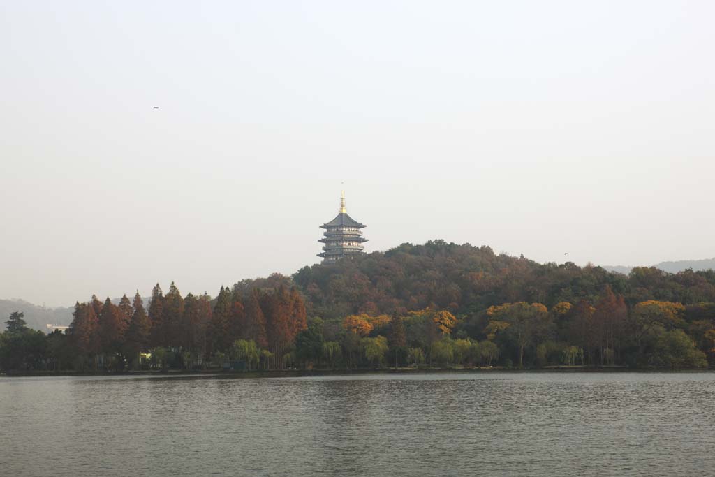 photo,material,free,landscape,picture,stock photo,Creative Commons,Xi-hu lake, ship, Saiko, thunder peak tower, Colored leaves