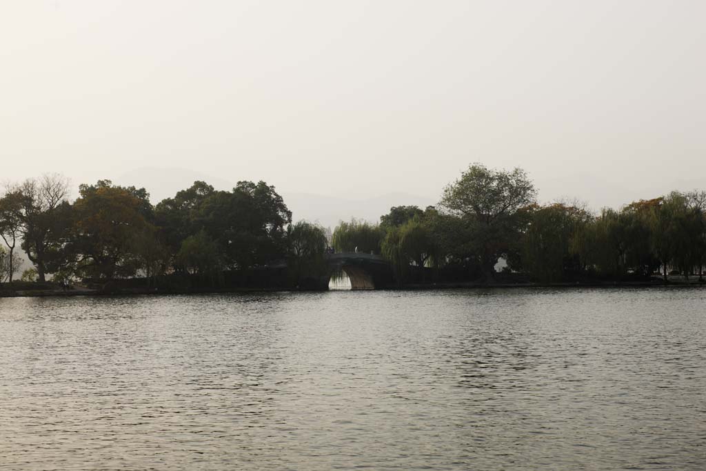 photo,material,free,landscape,picture,stock photo,Creative Commons,Xi-hu lake, ship, Saiko, thunder peak tower, Colored leaves