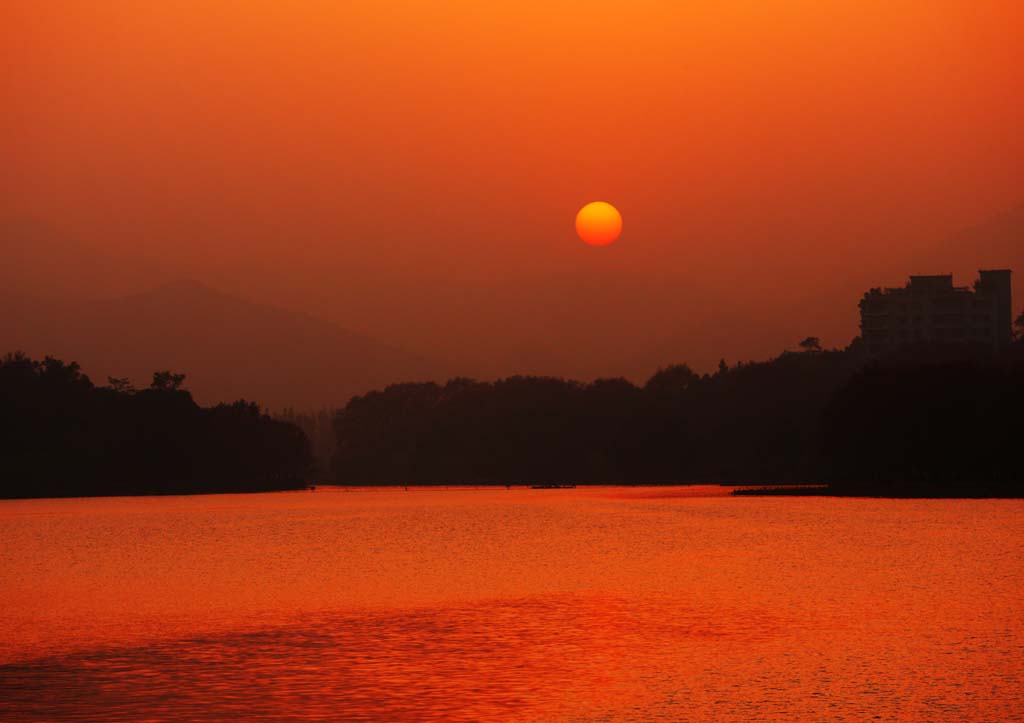 photo,material,free,landscape,picture,stock photo,Creative Commons,Dusk of the Xi-hu lake, lotus, The sun, Setting sun, The surface of the water