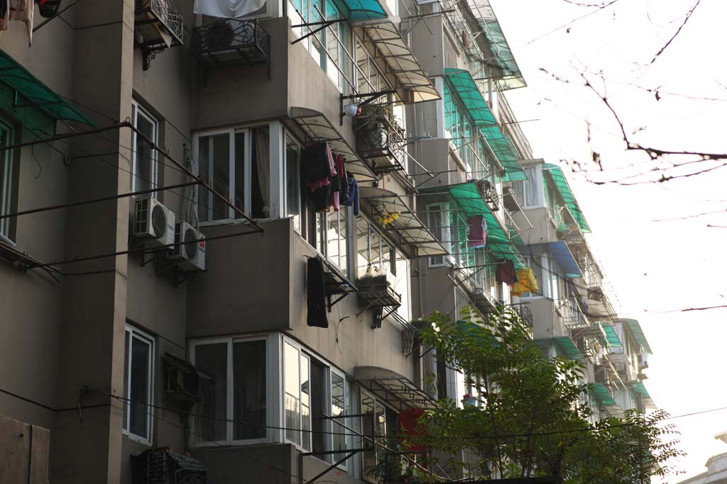 photo,material,free,landscape,picture,stock photo,Creative Commons,Row of houses along a city street of Hangzhou, An apartment, Multifamily housing, Laundry, window