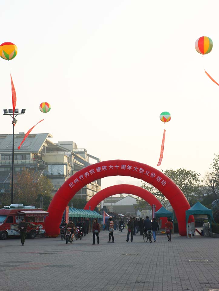 photo,material,free,landscape,picture,stock photo,Creative Commons,River Bo town, shopping district, An advertising balloon, balloon gate, motorcycle