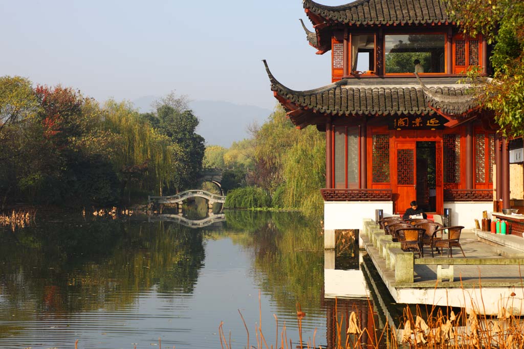 photo,material,free,landscape,picture,stock photo,Creative Commons,A House of music-like load, bridge, I am painted in red, surface of a lake, willow