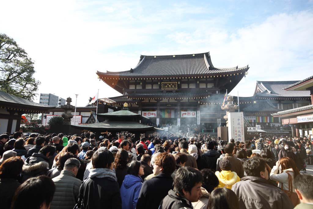 Foto, materieel, vrij, landschap, schilderstuk, bevoorraden foto,Kawasakidaishi Omoto tempel, Nieuw bezoek van Jaar naar een Shinto heiligdom, Worshiper, Grote congestie, De heuvelrug van de chrysant knippatroon