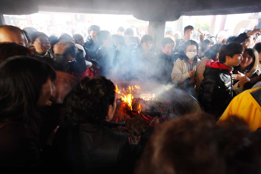 photo, la matire, libre, amnage, dcrivez, photo de la rserve,Kawasakidaishi Omoto temple, La visite de nouvelle anne  un temple shintoste, adorateur, Fume, Flamme