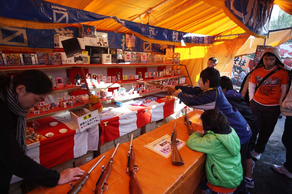 photo,material,free,landscape,picture,stock photo,Creative Commons,Kawasakidaishi, New Year's visit to a Shinto shrine, Target practice, child, stand