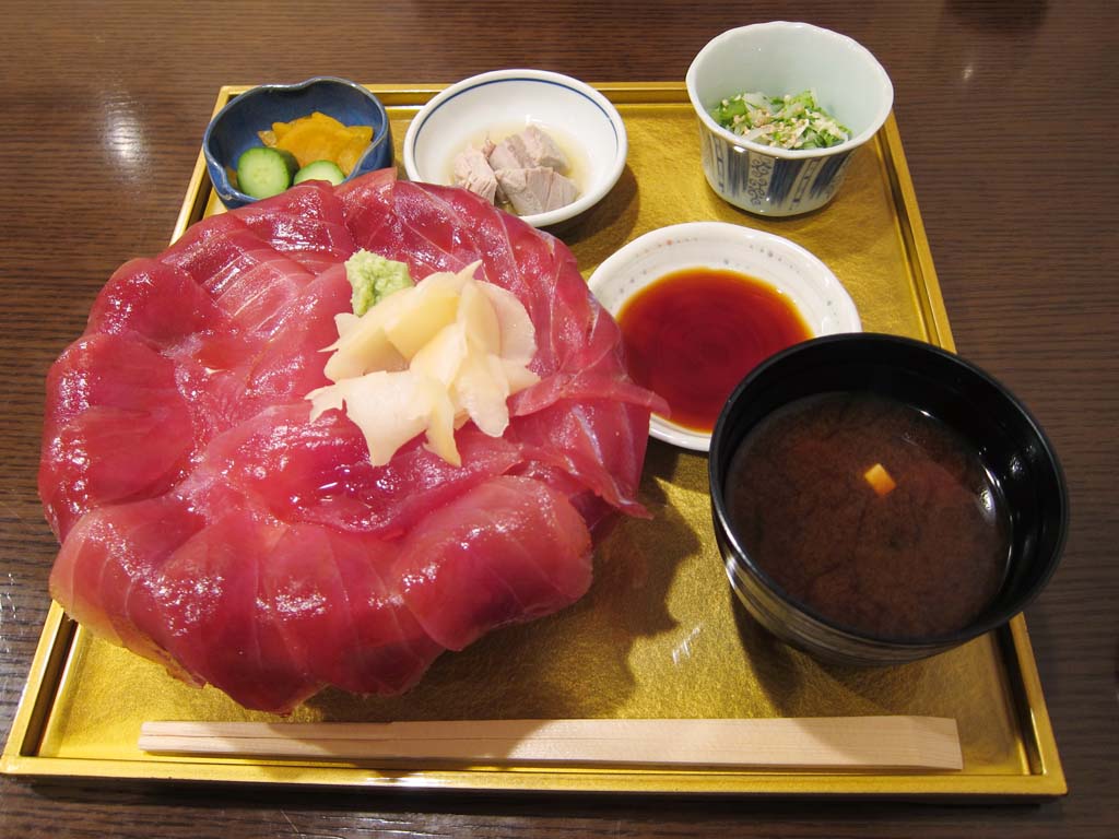 Foto, materiell, befreit, Landschaft, Bild, hat Foto auf Lager,Eine Schssel Tunfischscheiben auf gesottenem Reis, Japanisches Essen, Tunfisch, Ginger, Es ist rot und