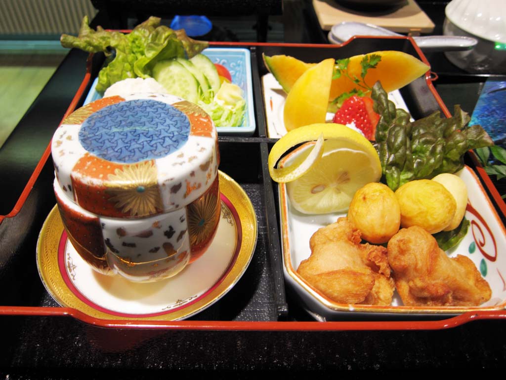 Foto, materiell, befreit, Landschaft, Bild, hat Foto auf Lager,Ein niedriger Esstisch des Kindes, Gebratenes Huhn, Frucht, Vanillesoe-wie Ei und Gemseschssel dampfte in eine Tasse, Salat