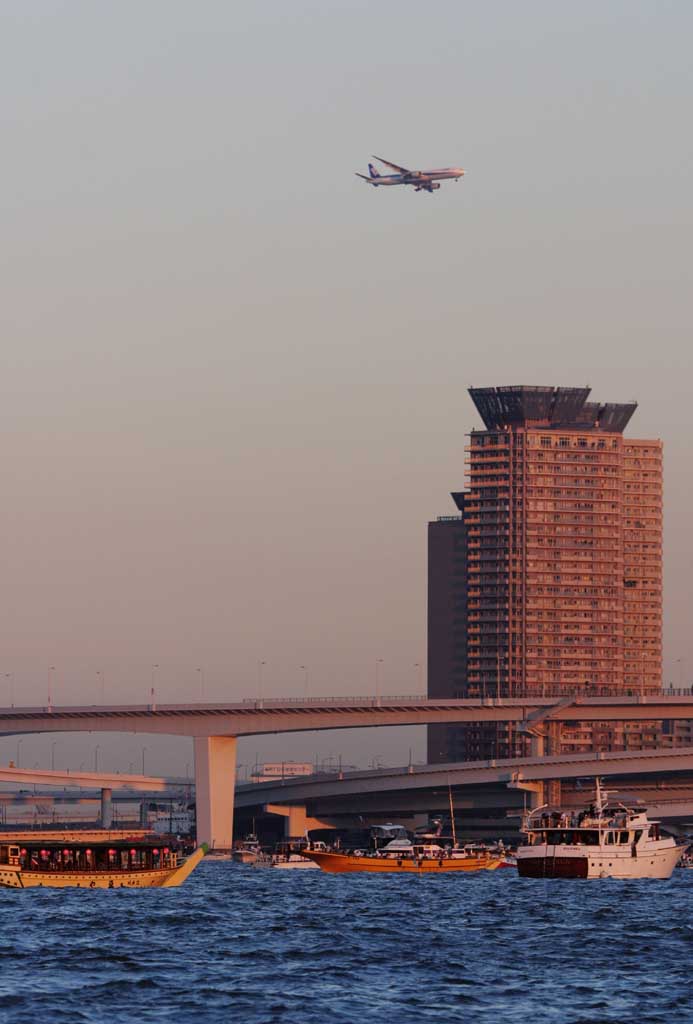 Foto, materiell, befreit, Landschaft, Bild, hat Foto auf Lager,Flugzeug ber der Bucht, Gebude, Meer, Flugzeug, Abenddmmerung