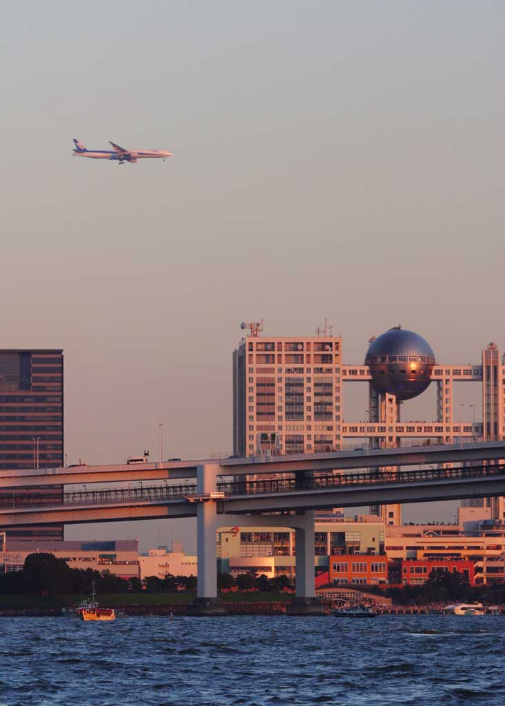 photo,material,free,landscape,picture,stock photo,Creative Commons,Airplane over the bay, building, sea, airplane, evening twilight