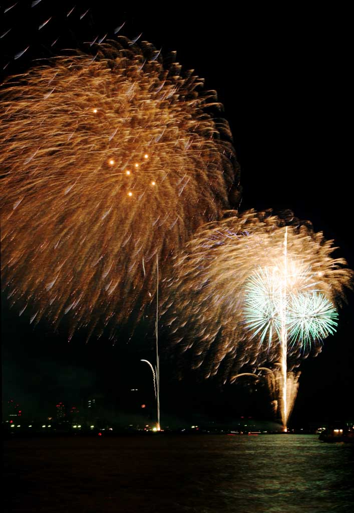 Foto, materiell, befreit, Landschaft, Bild, hat Foto auf Lager,Tokyo Bucht groartiges Feuerwerk, Feuerwerk, Nacht, Abschuss, Ein-Fufeuerwerkball