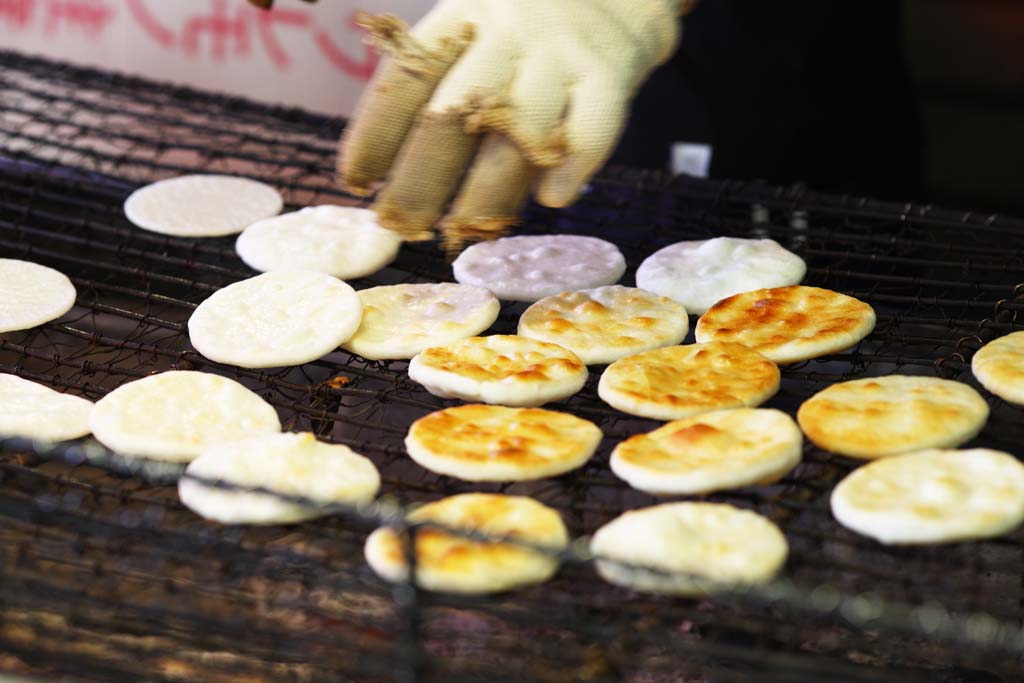 fotografia, material, livra, ajardine, imagine, proveja fotografia,Uma mo cozimento arroz bolacha, bolacha de arroz, bolo, Mercadoria de fogo de carvo, 