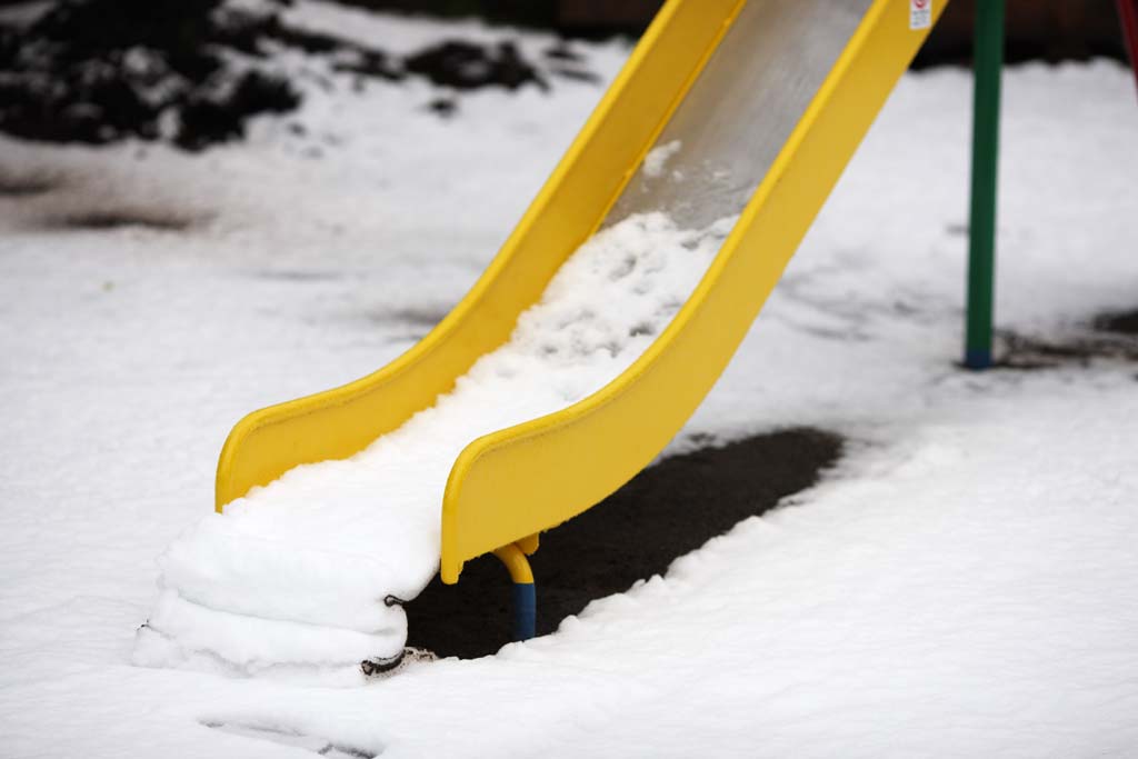 Foto, materiell, befreit, Landschaft, Bild, hat Foto auf Lager,Eine schneebedeckte Rutschbahn, Spielplatzausrstung, Schneerutsch, Der Schnee, 