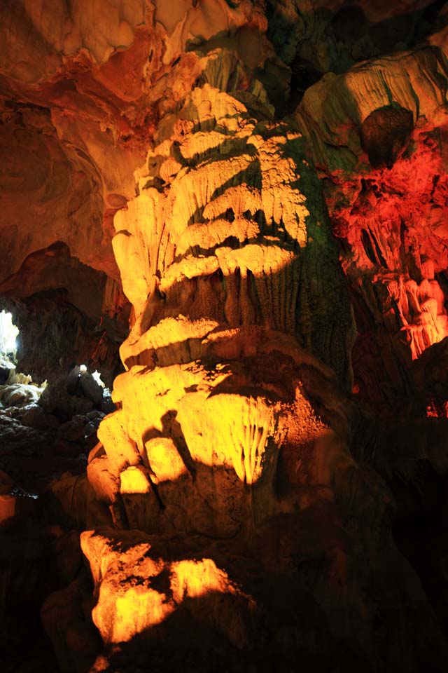 photo,material,free,landscape,picture,stock photo,Creative Commons,Halong Bay Tien Kung cave, , , , 