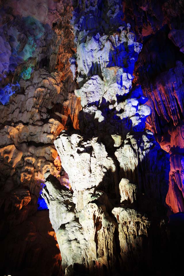 photo,material,free,landscape,picture,stock photo,Creative Commons,Halong Bay Tien Kung cave, , , , 