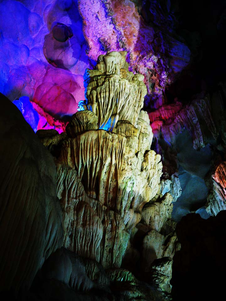 photo,material,free,landscape,picture,stock photo,Creative Commons,Halong Bay Tien Kung cave, , , , 