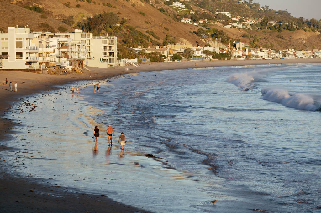 photo,material,free,landscape,picture,stock photo,Creative Commons,Seaside resort in evening, sandy beach, wave, barge, beach