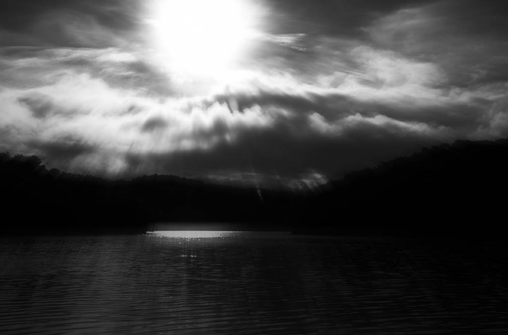 photo,material,free,landscape,picture,stock photo,Creative Commons,The sun which erupts, The sea, cloud, The sun, Black and white