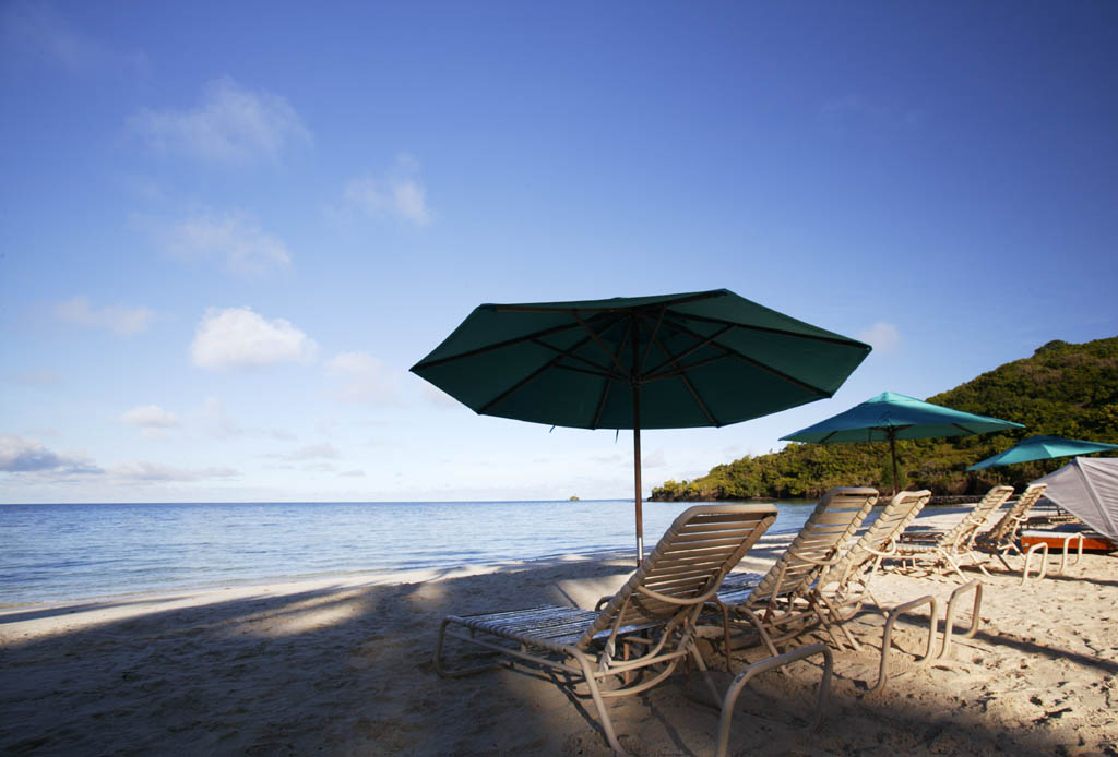 fotografia, materiale, libero il panorama, dipinga, fotografia di scorta,Una spiaggia privata di una prima mattina, ombrello da spiaggia, spiaggia sabbiosa, cielo blu, Di mattina