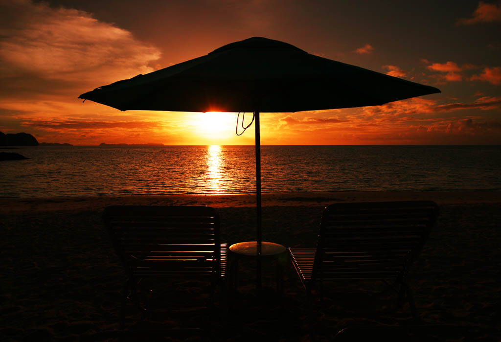 foto,tela,gratis,paisaje,fotografa,idea,Una playa confidencial del sol poniente, Sombrilla, Playa arenosa, El sol poniente, Silueta