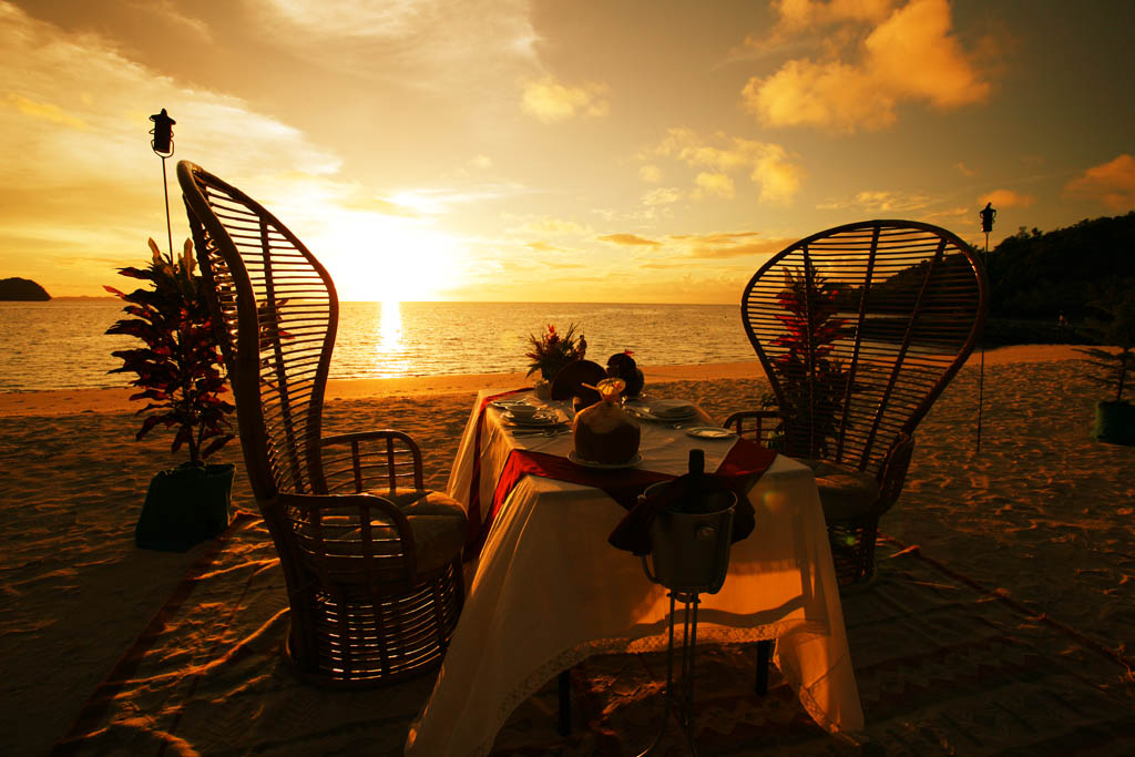 Foto, materiell, befreit, Landschaft, Bild, hat Foto auf Lager,Das Sonnenuntergangsabendessen, Tisch, sandiger Strand, Die Rahmensonne, Das Ufer