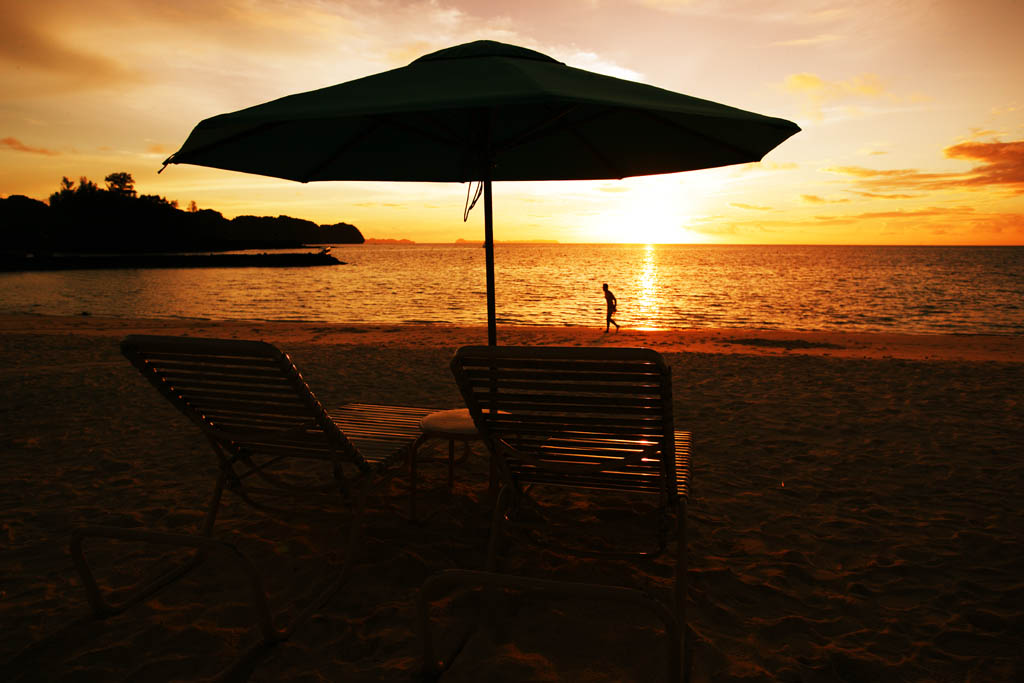 fotografia, materiale, libero il panorama, dipinga, fotografia di scorta,Una spiaggia privata del sole di setting, ombrello da spiaggia, spiaggia sabbiosa, Il sole di setting, silhouette