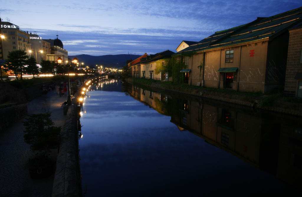 Foto, materiell, befreit, Landschaft, Bild, hat Foto auf Lager,Otaru-Kanal Abendlandschaft, Kanal, Straenlaterne, Die Oberflche des Wassers, Backsteinlagerhaus