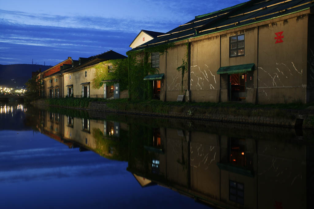 photo,material,free,landscape,picture,stock photo,Creative Commons,Otaru canal evening landscape, canal, streetlight, The surface of the water, brick warehouse