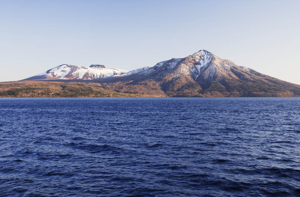 photo,material,free,landscape,picture,stock photo,Creative Commons,Time of Lake Shikotsu-ko, lake, I do it, and it is Lake art, shore, The snowy mountains