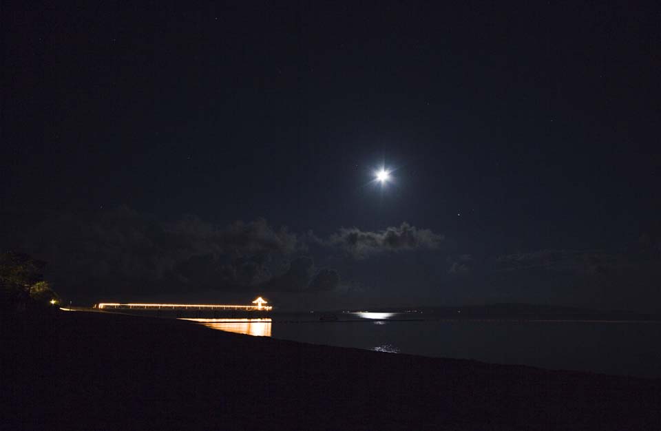 Foto, materiell, befreit, Landschaft, Bild, hat Foto auf Lager,Eine mondbeschienene Nacht von Ishigaki-jima Island, Lastkahn, Feuerzeug, Der Mond, Das Meer