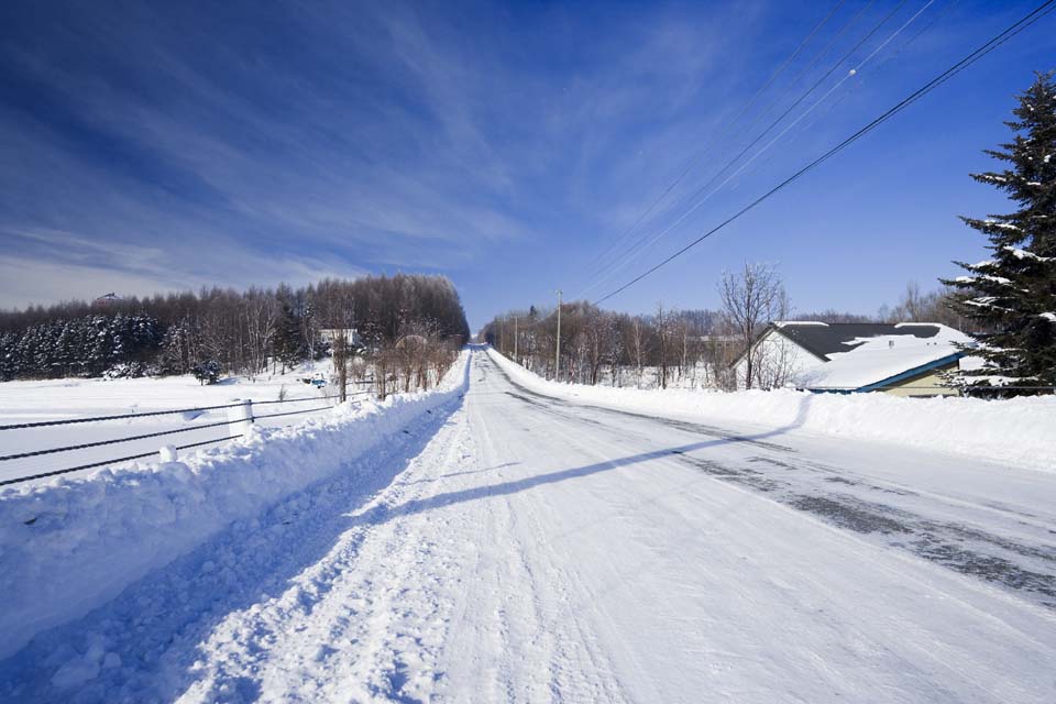 photo,material,free,landscape,picture,stock photo,Creative Commons,A snow-covered road straight line, Icy roads, blue sky, snowy field, It is snowy