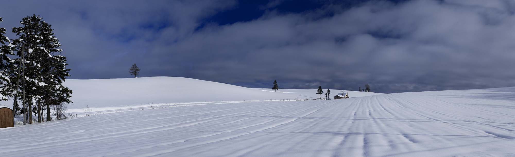 photo, la matire, libre, amnage, dcrivez, photo de la rserve,Une petite maison d'un champ neigeux, champ neigeux, nuage, maison, ciel bleu