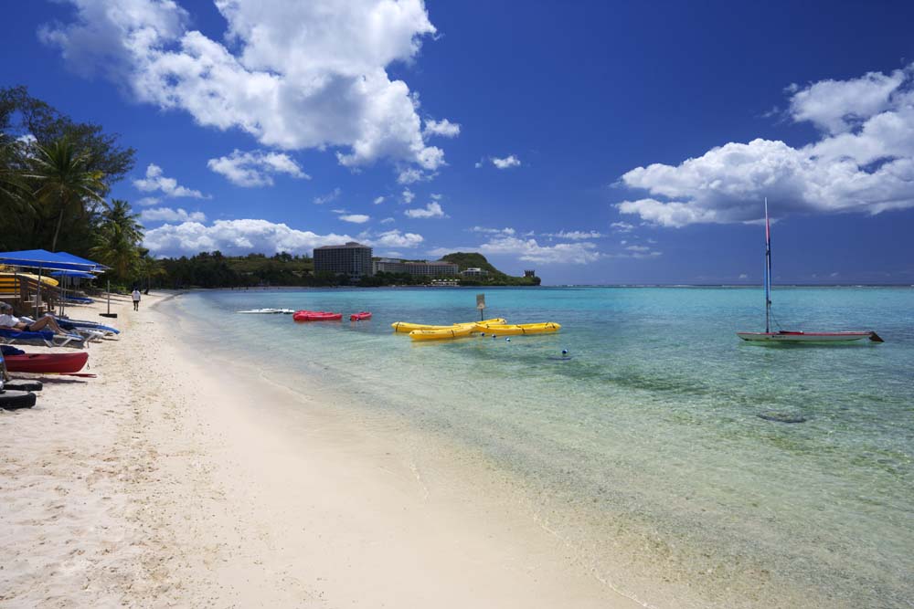 Foto, materiell, befreit, Landschaft, Bild, hat Foto auf Lager,Ein Strand des Golfes von Tumon, sandiger Strand, Meerwasser, setzen Sie Schirm auf Strand, Kajak