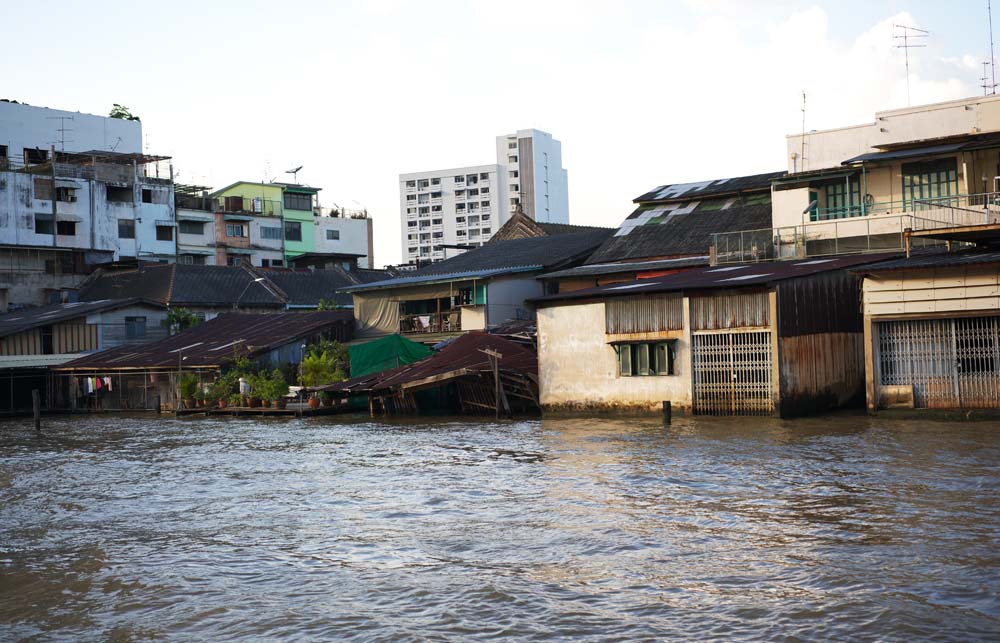 Foto, materiell, befreit, Landschaft, Bild, hat Foto auf Lager,Die Bank eines Flusses von Chao Phraya , verlassenes Haus, Gebude, Strmung, Der Menam