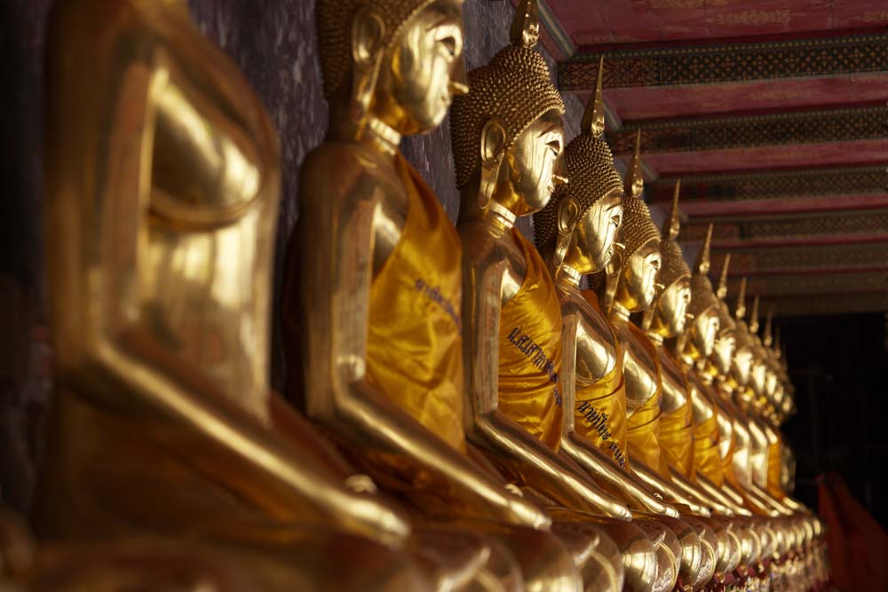 Foto, materiell, befreit, Landschaft, Bild, hat Foto auf Lager,Eine goldene Buddhistische Bildlinie von Wat Suthat, Tempel, Buddhistisches Bild, Korridor, Gold